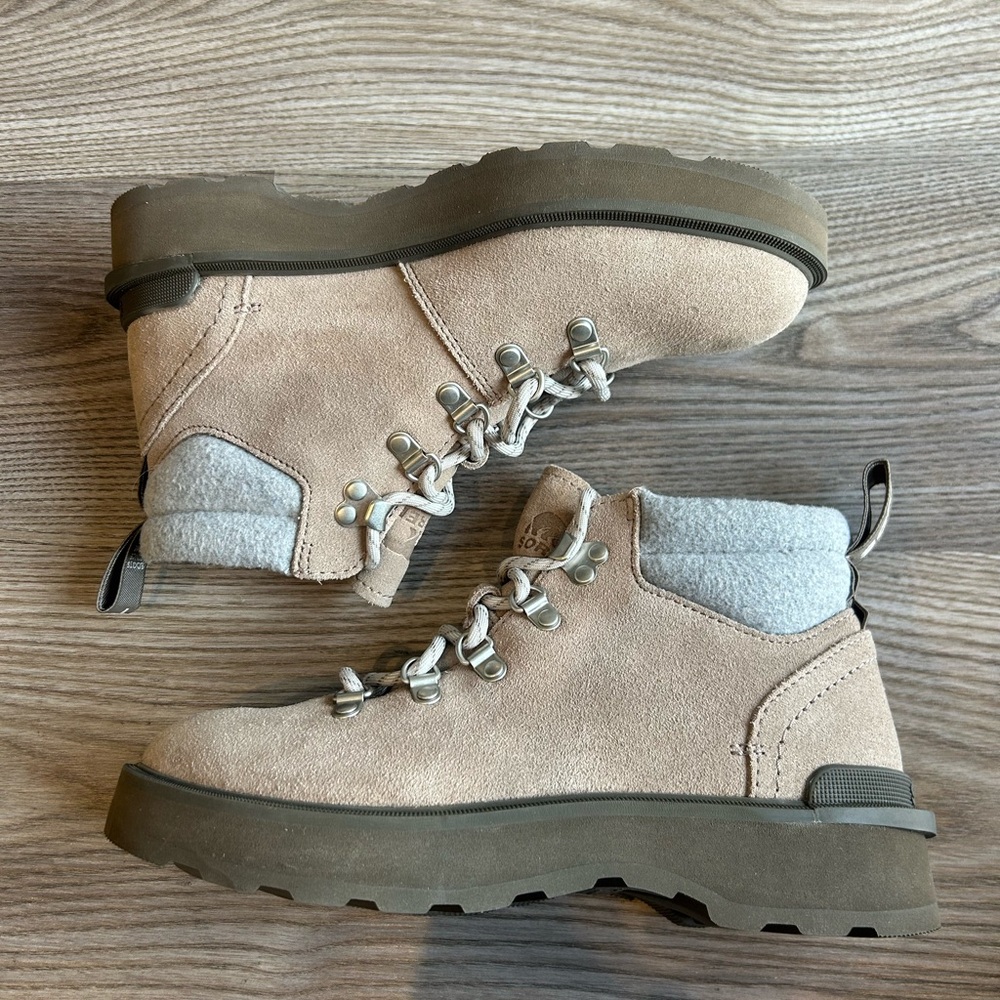 BRAND NEW Womens Sorel Boots with Gray Accents sz 7.5